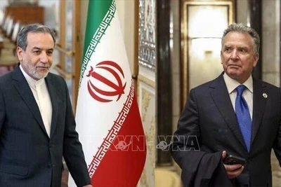 Ngoại trưởng Iran Abbas Araqchi (trái) và Đặc phái viên của Tổng thống Mỹ phụ trách vấn đề Trung Đông Steve Witkoff, hai quan chức tiến hành đàm phán về chương trình hạt nhân của Tehran tại Oman. (Ảnh: IRNA/TTXVN)