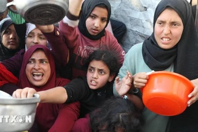 Người dân chờ nhận thức ăn cứu trợ tại Beit Lahia, miền bắc Dải Gaza ngày 22/3/2025. (Ảnh: THX/TTXVN)