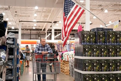 Khách hàng mua sắm tại một siêu thị ở Foster City, California, Mỹ, ngày 15/5/2024. (Ảnh minh họa: Xinhua) 