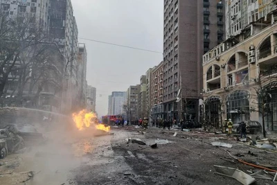 Lửa bùng lên sau cuộc tấn công bằng máy bay không người lái ở Kiev, Ukraine, ngày 20/12/2024. (Ảnh minh họa: XINHUA) 