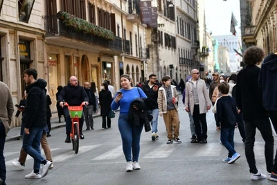 Người đi bộ trên đường phố ở Rome, Italia, ngày 11/2/2022. (Ảnh minh họa: Xinhua) 