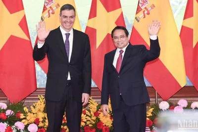 Thủ tướng Phạm Minh Chính và Thủ tướng Tây Ban Nha Pedro Sanchez. (Ảnh: TRẦN HẢI) 