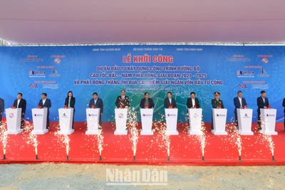 Thủ tướng Phạm Minh Chính cùng lãnh đạo các Bộ, ngành Trung ương và địa phương tại điểm cầu Quảng Ngãi ấn nút khởi công đồng loạt 12 dự án thành phần cao tốc bắc-nam. 