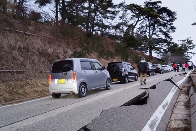 Con đường bị hư hại do động đất ở Wajima, tỉnh Ishikawa, Nhật Bản, ngày 1/1/2024. (Ảnh: Kyodo) 