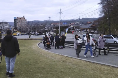 Người dân sơ tán đến nơi cao hơn để trú ẩn sau trận động đất kéo theo cảnh báo sóng thần ở Wajima, tỉnh Ishikawa, Nhật Bản, ngày 1/1/2024. (Ảnh: Kyodo/AP) 