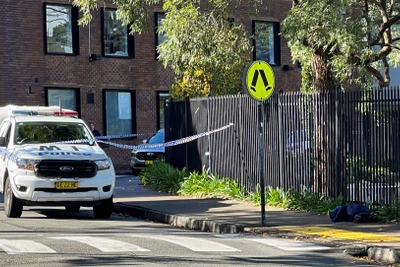 Xe cảnh sát tại hiện trường vụ đâm dao tại Đại học Sydney ở Camperdown, Australia, ngày 2/7/2024. (Ảnh: Reuters) 