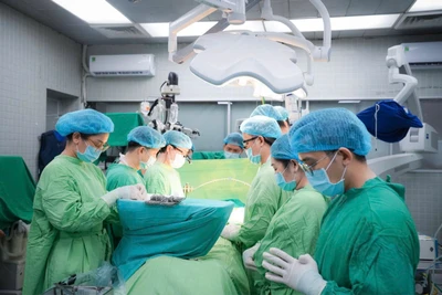 Các Bác sĩ làm thủ tục mặc niệm. 