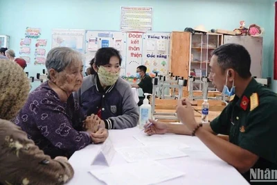 Khám chữa bệnh cho người có công. (Ảnh: THẾ ANH)