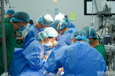 Phẫu thuật vi phẫu tái tạo lưỡi cho nam thanh niên.