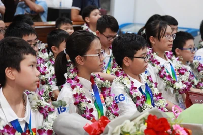Học sinh Việt Nam trong Đội tuyển tham dự Olympic Toán và Khoa học quốc tế IMSO năm 2024. (Ảnh: Sở GDĐT Hà Nội)