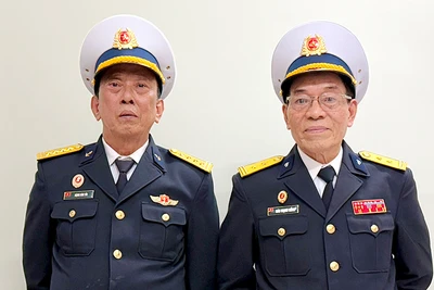 Đại tá Đặng Văn Tới (bên trái) và Trung tá Đào Mạnh Hồng.