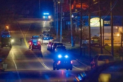 Hàng trăm cảnh sát đang truy tìm nghi phạm xả súng tại thành phố Lewiston. (Ảnh: AP)