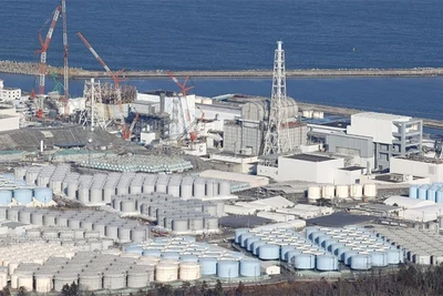 Thùng chứa nước nhiễm phóng xạ đã qua xử lý từ nhà máy điện hạt nhân Fukushima, ngày 22/8/2023. (Ảnh: Kyodo)