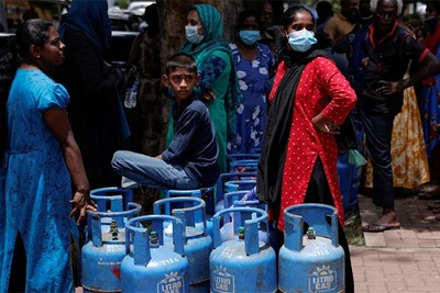 Người dân xếp hàng để mua gas tại Colombo, Sri Lanka, ngày 23/5/2022. (Ảnh: Reuters)