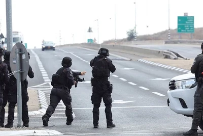 Lực lượng an ninh Israel làm nhiệm vụ gần khu vực Sderot ở miền nam nước này, ngày 8/10/2023. (Ảnh: Reuters)