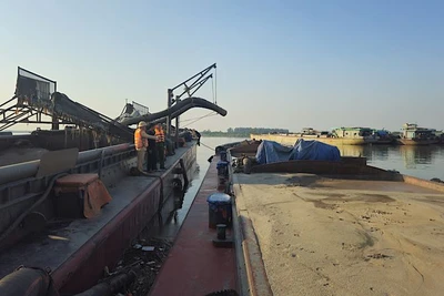 Tàu khai thác cát trái phép.