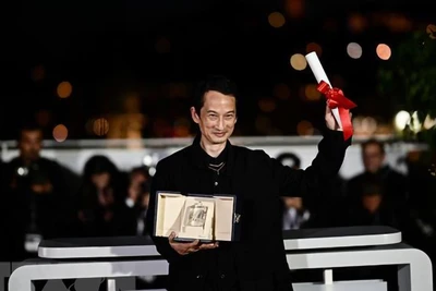Đạo diễn Trần Anh Hùng đoạt giải Đạo diễn xuất sắc nhất cho bộ phim "La Passion de Dodin Bouffant" tại lễ bế mạc Liên hoan phim Cannes lần thứ 76 ở Pháp, tối 27/5/2023. (Ảnh: AFP/TTXVN)