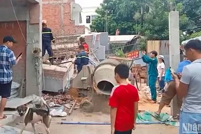 Các lực lượng triển khai công tác cứu hộ tại hiện trường.