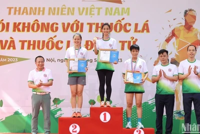 Trao giải tặng đoàn viên, thanh niên xuất sắc tham gia Giải chạy Marathon.