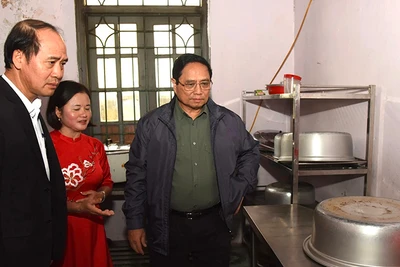 Thủ tướng Phạm Minh Chính thăm bếp ăn tại Trường Phổ thông dân tộc bán trú Tiểu học Pa Tần. (Ảnh: Trần Hải)