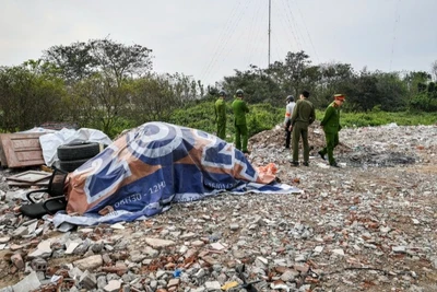 Lực lượng chức năng xã Tân Triều, huyện Thanh Trì kiểm tra, xử lý hành vi đổ trộm phế thải xây dựng trên đất nông nghiệp. 