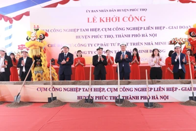 Các đại biểu khởi công dự án. 