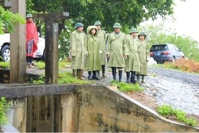 Ban Chỉ huy Phòng chống thiên tai và tìm kiếm cứu nạn thành phố Hà Nội kiểm tra công tác phòng chống bão số 3 tại huyện Quốc Oai. 
