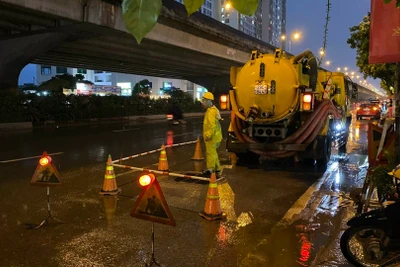 Công nhân Công ty Thoát nước Hà Nội sẵn sàng ứng trực tại các điểm thường xuyên xảy ra ngập úng. 