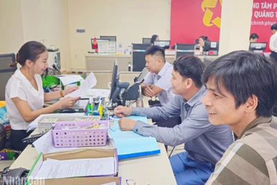 Giải quyết thủ tục hành chính cho người dân tại Trung tâm phục vụ hành chính công Quảng Trị. (Ảnh: LÂM QUANG HUY)