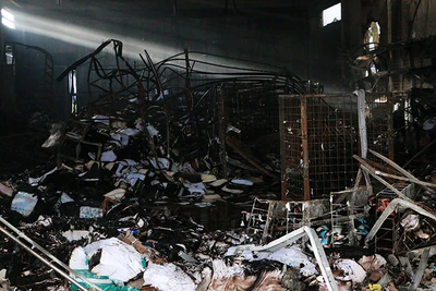 Vụ cháy đã thiêu rụi nhiều tài sản và vật phẩm trong siêu thị sách.