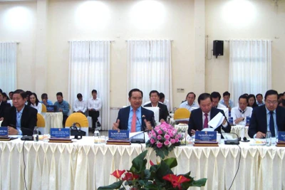 Bí thư Tỉnh ủy Long An (giữa) trao đổi với lãnh đạo Tổng lãnh sự Hàn Quốc tại Thành phố Hồ Chí Minh, Ban lãnh đạo Kocham Long An và doanh nghiệp dự hội nghị. 