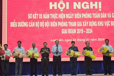 Lãnh đạo Bộ Tư lệnh Bộ đội Biên phòng và tỉnh Long An trao Bằng khen cho các tập thể và cá nhân. 