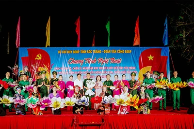 Tặng hoa chúc mừng đoàn văn công Bộ đội Biên phòng.