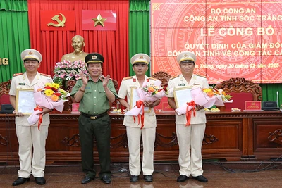 Đại tá Phạm Quốc Việt, Phó Giám đốc Công an tỉnh Sóc Trăng trao quyết định cho các đồng chí nhận nhiệm vụ mới