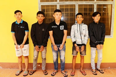 Các đối tượng Sang, Giàu, Kiệt, Hoài và Công (từ trái sang) đã bị bắt giữ.