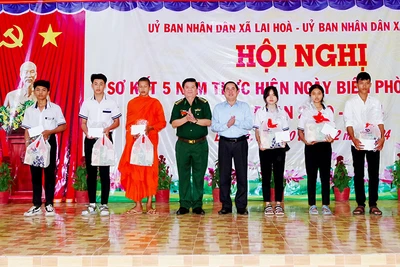Tặng học bổng cho học sinh vượt khó học tốt vùng biên giới biển.