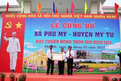 Chủ tịch Ủy ban nhân dân tỉnh Sóc Trăng Trần Văn Lâu trao quyết định công nhận Phú Phú đạt xã nông thôn mới.