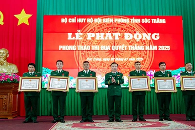 Trao huy chương chiến sĩ vẻ vang hạng Nhất, hạng Nhì cho các cá nhân.