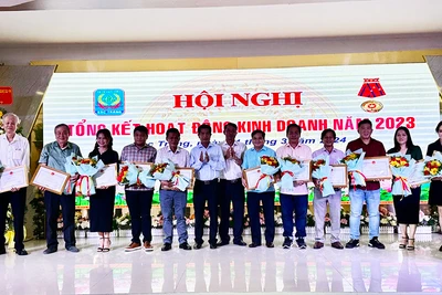 Khen thưởng cho các đại lý và cá nhân tiêu biểu.