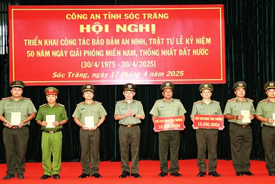 Đại tá Trần Văn Dương - Giám đốc Công an tỉnh Sóc Trăng trao thưởng cho các tập thể, cá nhân.