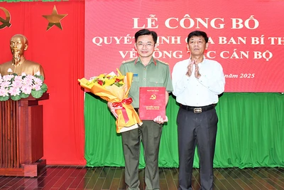 Bí thư Tỉnh ủy Sóc Trăng Lâm Văn Mẫn trao quyết định của Ban Bí thư cho Đại tá Trần Văn Dương. 