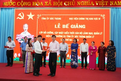 Ban tổ chức lớp trao giấy chứng nhận cho các học viên.