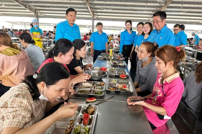 Doanh nghiệp Sóc Trăng hỗ trợ bữa ăn trưa, giúp công nhân an tâm làm việc.
