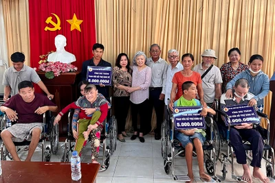 Tặng vốn hỗ trợ sinh kế cho nạn nhân bị nhiễm chất độc hóa học da cam tại huyện Mỹ Tú.