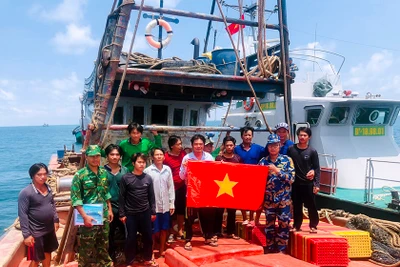 Tổ công tác tuyên truyền kết hợp tặng cờ tổ quốc cho ngư dân.