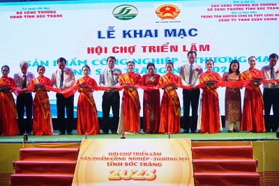 Nghi thức cắt băng khai mạc hội chợ triển lãm.