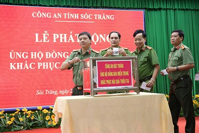 Lực lượng Công an Sóc Trăng quyên góp cứu trợ đồng bào miền trung bị thiên tai (ảnh tư liệu).