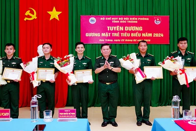 Đại tá Trịnh Kim Khâm trao giấy khen cho các “Gương mặt trẻ tiêu biểu”, “Gương mặt trẻ triển vọng”. 