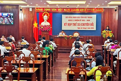 Hội đồng nhân dân tỉnh Sóc Trăng xem xét thông qua Nghị quyết.