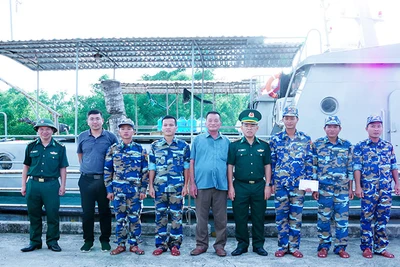 Thưởng nóng cho cán bộ chiến sĩ tàu tuần tra Hải đội 2 Biên phòng Sóc Trăng. 